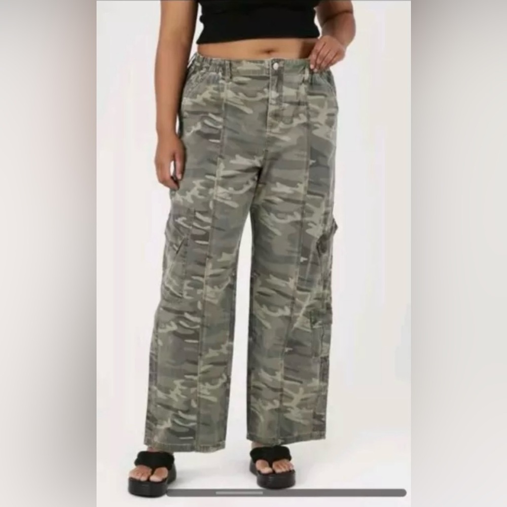 PLUS WIDE LEG CAMOFLAUGE CARGO PANTS SIZE 1X